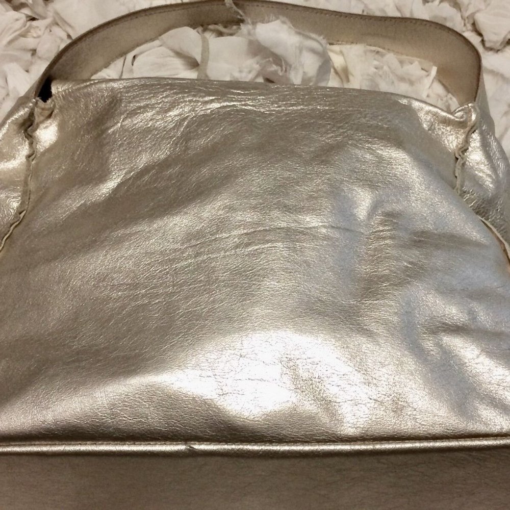 MARNIE BUGS JOSEPHINE HANDBAG IN METALLIC GOLD DISTRESSED LEATHER - Picture 9 of 10